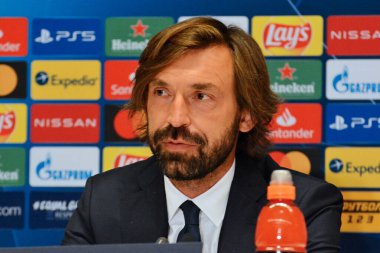 KYIV, UKRAINE - 19 Ekim 2020: Juventus 'un baş antrenörü Andrea Pirlo 19 Ekim 2020' de Ukrayna 'nın Kyiv kentinde düzenlediği basın toplantısında konuşma yaptı. Juventus FC, 20 Ekim 2020 tarihinde UEFA Şampiyonlar Ligi G futbol karşılaşmasında Dinamo Kyiv ile karşılaşacak.