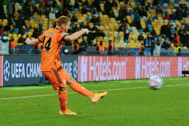 KYIV, UKRAINE - 20 Ekim 2020 - Juventus 'lu Dejan Kulusevski Dinamo Kyiv ve Juventus arasında oynanan UEFA Şampiyonlar Ligi sahne futbol maçı sırasında