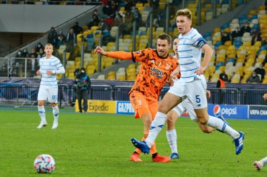 KYIV, UKRAINE - OCTOBER 20, 2020 - FC Dynamo Kyiv (beyaz takım) ve Juventus FC (turuncu takım) oyuncuları NSC Olimpiyskiy, Kyiv 'de oynanan UEFA Şampiyonlar Ligi 1.