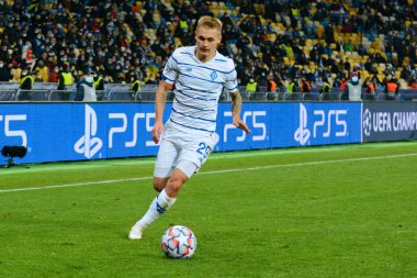 KYIV, UKRAINE - 20 Ekim 2020 - Dinamo Kyiv 'li Vitaliy Buyalskyi Dinamo Kyiv ile Juventus arasında oynanan UEFA Şampiyonlar Ligi sahne futbolu maçı sırasında