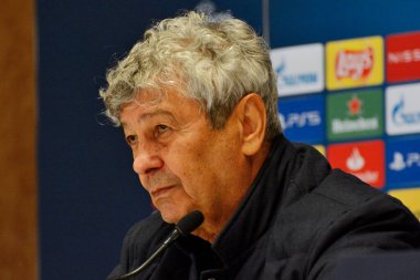 KYIV, UKRAINE - 20 Ekim 2020 - FC Dinamo Mircea Lucescu 'nun teknik direktörü, Torino FC Juventus' un ardından düzenlenen UEFA Şampiyonlar Ligi sahne maçı sonrasında düzenlenen basın toplantısında resmedildi.