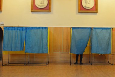 İnsanlar, Ukrayna 'nın Kiev kentindeki yerel seçimler sırasında Coronavirus COVID-19 salgınının sürdüğü 25 Ekim 2020' de oy kullandılar. Ülke çapında Ukraynalılar yerel seçimler için sandık başına gittiler.