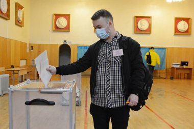İnsanlar, Ukrayna 'nın Kiev kentindeki yerel seçimler sırasında Coronavirus COVID-19 salgınının sürdüğü 25 Ekim 2020' de oy kullandılar. Ülke çapında Ukraynalılar yerel seçimler için sandık başına gittiler.