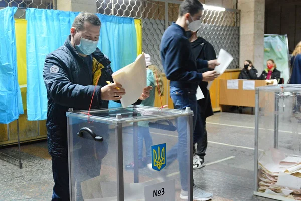 2020年10月25日 在乌克兰基辅举行的乌克兰地方选举期间 人们在一个投票站投票 全国各地的乌克兰人前往投票站参加地方选举 — 图库照片