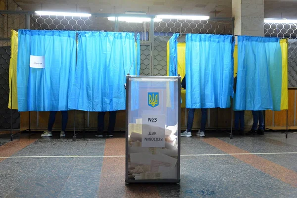 İnsanlar, Ukrayna 'nın Kiev kentindeki yerel seçimler sırasında Coronavirus COVID-19 salgınının sürdüğü 25 Ekim 2020' de oy kullandılar. Ülke çapında Ukraynalılar yerel seçimler için sandık başına gittiler.