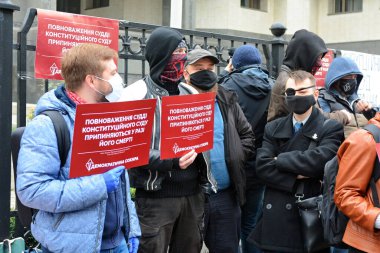 KYIV, UKRAINE - 30 Ekim 2020 - Aktivistler, Ukrayna Anayasa Mahkemesi 'nin yetkililerin elektronik bildirgesini iptal etme kararı sonrasında grev sırasında pankart tutuyorlar.