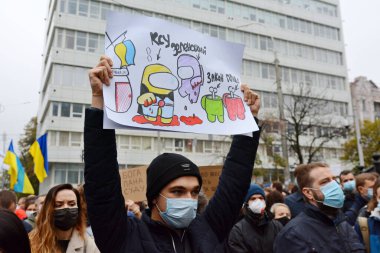 KYIV, UKRAINE - 30 Ekim 2020 - Aktivistler, Ukrayna Anayasa Mahkemesi 'nin yetkililerin elektronik bildirgesini iptal etme kararı sonrasında grev sırasında pankart tutuyorlar.