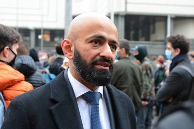 KYIV, UKRAINE - 30 Ekim 2020 - Avukat Masi Nayyem, Ukrayna Anayasa Mahkemesi 'nin yetkililerin elektronik bildirgesini iptal etme kararının ardından Anayasa Mahkemesi binasını bastırdı.