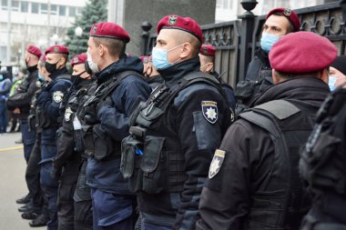KYIV, UKRAINE - 30 Ekim 2020 - Ukrayna Anayasa Mahkemesi 'nin yetkililerin elektronik deklarasyonunu iptal etme kararı üzerine yapılan grev sırasında kolluk kuvvetleri.