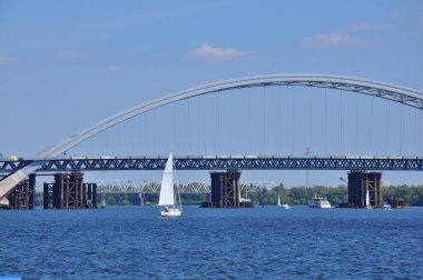 KYIV, UKRAINE - 05, 2020 - Dinyeper Nehri 'nden geçen Podilsko-Voskresensky köprüsünün inşaatı.
