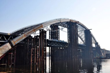 KYIV, UKRAINE - 10 Nisan 2019 - Dinyeper Nehri 'nden geçen Podilsko-Voskresensky köprüsü inşaatı.