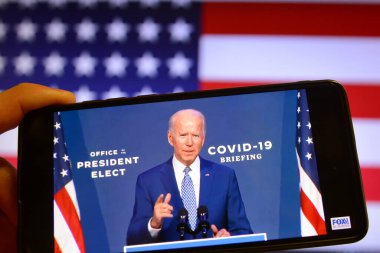 UKRAINE - Kasım 09, 2020 - Bu fotoğrafta seçilmiş ABD Başkanı Joe Biden Wilmington 'da bir medya brifingi sırasında bir akıllı telefon ekranında YouTube videosu görüntüsü yayınladı.