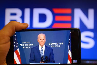UKRAINE - Kasım 09, 2020 - Bu fotoğrafta seçilmiş ABD Başkanı Joe Biden Wilmington 'da bir medya brifingi sırasında bir akıllı telefon ekranında YouTube videosu görüntüsü yayınladı.