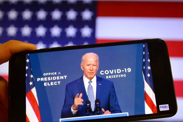 UKRAINE - Kasım 09, 2020 - Bu fotoğrafta seçilmiş ABD Başkanı Joe Biden Wilmington 'da bir medya brifingi sırasında bir akıllı telefon ekranında YouTube videosu görüntüsü yayınladı.