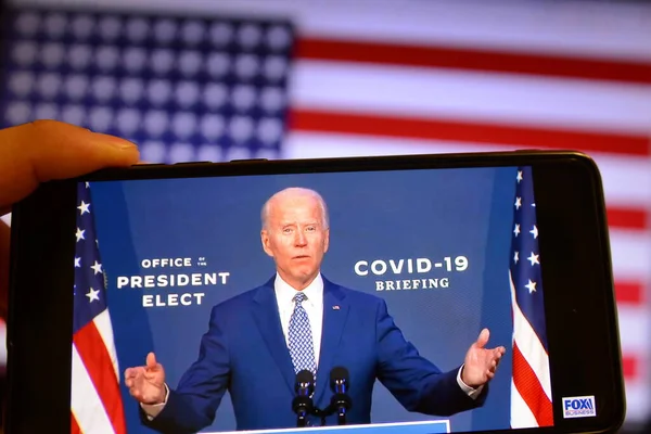 UKRAINE - Kasım 09, 2020 - Bu fotoğrafta seçilmiş ABD Başkanı Joe Biden Wilmington 'da bir medya brifingi sırasında bir akıllı telefon ekranında YouTube videosu görüntüsü yayınladı.