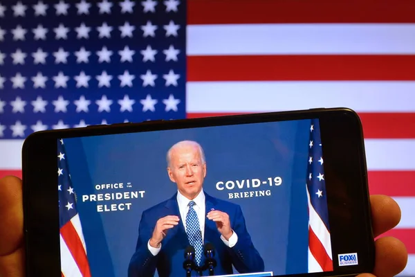 UKRAINE - Kasım 09, 2020 - Bu fotoğrafta seçilmiş ABD Başkanı Joe Biden Wilmington 'da bir medya brifingi sırasında bir akıllı telefon ekranında YouTube videosu görüntüsü yayınladı.