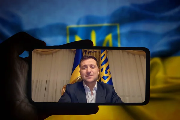 UKRAINE - 22 Kasım 2020 - Bu resimde Ukrayna Başkanı Volodymyr Zelensky Feofania kliniğinde konuşuyor, Covid-19 tedavisi için bir YouTube videosunda akıllı telefon ekranında görüntüleniyor.