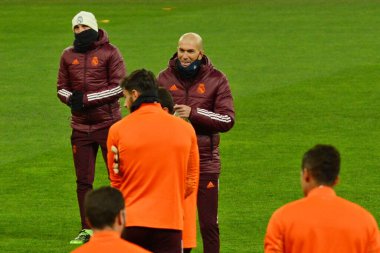 KYIV, UKRAINE - NOVEMBER 30, 2020: Real Madrid teknik direktörü Zinedine Zidane, ortada, Şampiyonlar Ligi, Grup B, Shakhtar Donetsk ve Real Madrid arasında oynanan futbol karşılaşması öncesinde