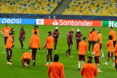 KYIV, UKRAINE - NOVEMBER 30, 2020: Real Madrid oyuncuları Şampiyonlar Ligi, Grup B, Shakhtar Donetsk ve Real Madrid arasında Kyiv 'deki Olimpiyskiy Stadyumu' nda oynanacak bir antrenman öncesinde ısınıyorlar.