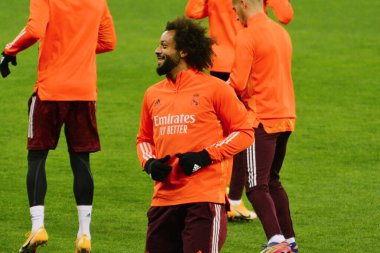 KYIV, UKRAINE - NOVEMBER 30, 2020: Real Madrid 'den Marcelo Şampiyonlar Ligi, Grup B, Shakhtar Donetsk ile Real Madrid arasında Kyiv' deki Olimpiyskiy Stadyumu 'nda oynanan antrenman öncesi ısınıyor