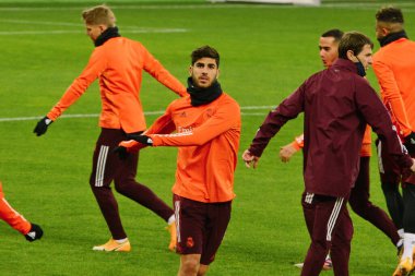 KYIV, UKRAINE - NOVEMBER 30, 2020: Real Madrid oyuncuları Şampiyonlar Ligi, Grup B, Shakhtar Donetsk ve Real Madrid arasında Kyiv 'deki Olimpiyskiy Stadyumu' nda oynanacak bir antrenman öncesinde ısınıyorlar.