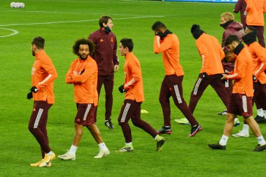 KYIV, UKRAINE - NOVEMBER 30, 2020: Real Madrid oyuncuları Şampiyonlar Ligi, Grup B, Shakhtar Donetsk ve Real Madrid arasında Kyiv 'deki Olimpiyskiy Stadyumu' nda oynanacak bir antrenman öncesinde ısınıyorlar.