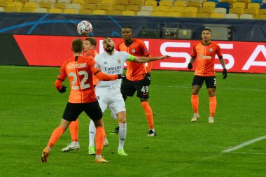 Real Madrid 'den Karim Benzema (C), 1 Aralık 2020' de Kiev 'deki Olimpiyskiy stadyumunda Shakhtar Donetsk ile Real Madrid arasında oynanan UEFA Şampiyonlar Ligi B Grubu futbol maçında topa liderlik ediyor..