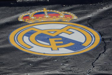 Real Madrid 'in logosu, 1 Aralık 2020 tarihinde Kyiv Olimpiyskiy Stadyumu' nda Shakhtar Donetsk ile Real Madrid arasında oynanan B Grubu futbol karşılaşmasında kullanıldı..