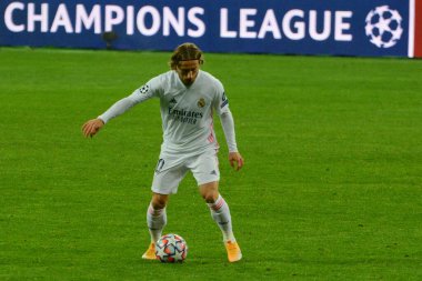 Real Madrid 'in Hırvat orta saha oyuncusu Luka Modriç, 1 Aralık 2020' de Kyiv 'deki Olimpiyskiy Stadyumu' nda oynanan UEFA Şampiyonlar Ligi B Grubu 'nun Shakhtar Donetsk ile Real Madrid arasındaki futbol maçında topla oynadı..