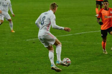 Real Madrid 'den Toni Kroos, 1 Aralık 2020' de Kyiv Olimpiyskiy Stadyumu 'nda Shakhtar Donetsk ile Real Madrid arasında oynanan B Grubu B Grubu futbol maçında topla mücadele etti..