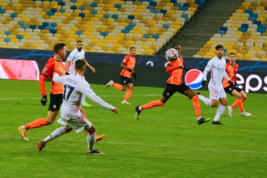 Real Madrid 'den Lucas Vazquez (C), 1 Aralık 2020 tarihinde Kyiv' deki Olimpiyskiy Stadyumu 'nda Shakhtar Donetsk ile Real Madrid arasında oynanan UEFA Şampiyonlar Ligi B Grubu futbol karşılaşmasında topla mücadele etti..