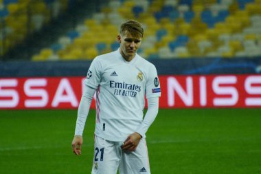 Real Madrid 'den Martin Odegaard, 1 Aralık 2020 tarihinde Kyiv Olimpiyskiy Stadyumu' nda Shakhtar Donetsk ile Real Madrid arasında oynanan UEFA Şampiyonlar Ligi B Grubu futbol karşılaşmasında.