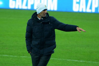 Real Madrid 'in Fransız teknik direktörü Zinedine Zidane, 1 Aralık 2020 tarihinde Kyiv' deki Olimpiyskiy Stadyumu 'nda Shakhtar Donetsk ve Real Madrid arasında oynanan UEFA Şampiyonlar Ligi B Grubu futbol karşılaşmasında.