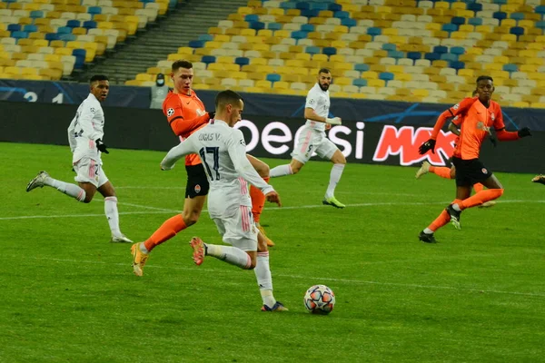 Real Madrid 'den Lucas Vazquez (C), 1 Aralık 2020 tarihinde Kyiv' deki Olimpiyskiy Stadyumu 'nda Shakhtar Donetsk ile Real Madrid arasında oynanan UEFA Şampiyonlar Ligi B Grubu futbol karşılaşmasında topla mücadele etti..