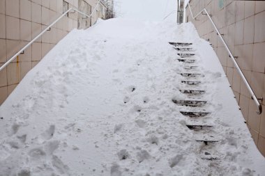 KYIV, UKRAINE - 2021 / 02 / 09: Kyiv şehir merkezindeki kardan geçerek temizsiz yeraltı yaya geçidi. Geçtiğimiz 24 saat içinde, Kyiv 'e 40 cm' den fazla kar yağdı