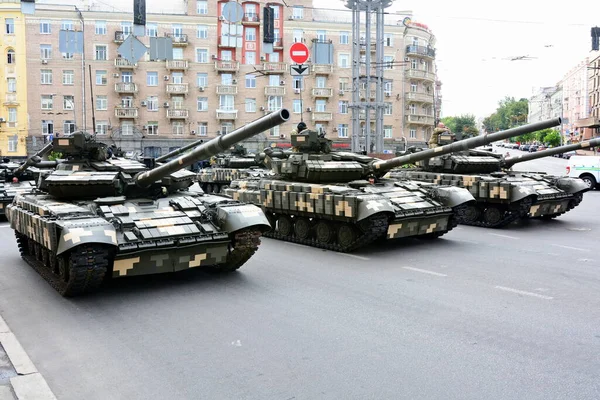 Kyiv Ukraine August Oekraïense Militaire Voertuigen Rijden Formatie Een Repetitie — Stockfoto