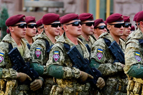 KYIV, UKRAINE - 18 Ağustos - Ukrayna silahlı kuvvetleri, Kyiv 'deki Khreschatyk Caddesi' ndeki Bağımsızlık Günü münasebetiyle düzenlenen askeri geçit törenine katıldı