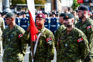 KYIV, UKRAINE - 22 Ağustos 2021: Kyiv 'deki Khreschatyk Caddesi' nde Bağımsızlık Günü münasebetiyle düzenlenen askeri geçit törenine Kanadalı silahlı kuvvetler de katıldı 