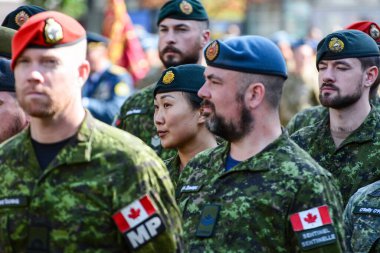 KYIV, UKRAINE - 22 Ağustos 2021: Kyiv 'deki Khreschatyk Caddesi' nde Bağımsızlık Günü münasebetiyle düzenlenen askeri geçit törenine Kanadalı silahlı kuvvetler de katıldı 