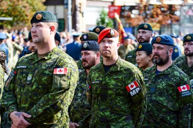 KYIV, UKRAINE - 22 Ağustos 2021: Kyiv 'deki Khreschatyk Caddesi' nde Bağımsızlık Günü münasebetiyle düzenlenen askeri geçit törenine Kanadalı silahlı kuvvetler de katıldı 