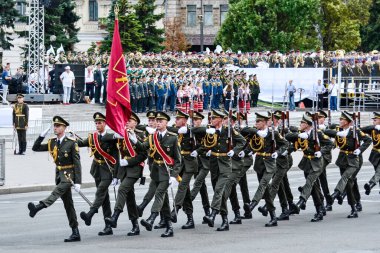 KYIV, UKRAINE - 22 AĞUSTOS 2021: Ukrayna silahlı kuvvetleri Kyiv 'deki Khreschatyk Caddesi' nde Bağımsızlık Günü dolayısıyla düzenlenen askeri geçit törenine katıldı 