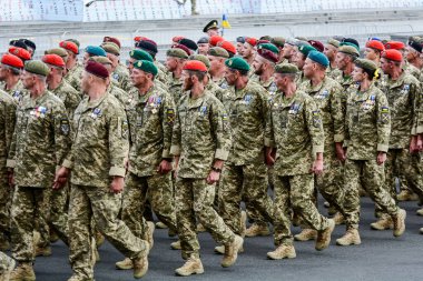 KYIV, UKRAINE - 22 AĞUSTOS 2021: Ukrayna silahlı kuvvetleri Kyiv 'deki Khreschatyk Caddesi' nde Bağımsızlık Günü dolayısıyla düzenlenen askeri geçit törenine katıldı 