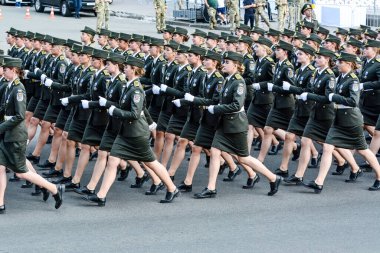 KYIV, UKRAINE - 22 AĞUSTOS 2021: Ukrayna silahlı kuvvetleri Kyiv 'deki Khreschatyk Caddesi' nde Bağımsızlık Günü dolayısıyla düzenlenen askeri geçit törenine katıldı 