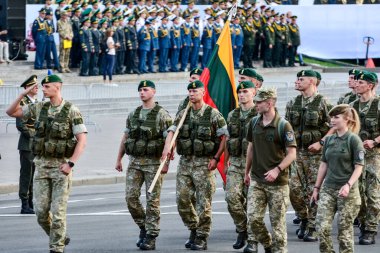 KYIV, UKRAINE - 22 AĞUSTOS 2021: Litvanya silahlı kuvvetleri Kyiv 'deki Khreschatyk Caddesi' nde Bağımsızlık Günü dolayısıyla düzenlenen askeri geçit törenine katıldı 