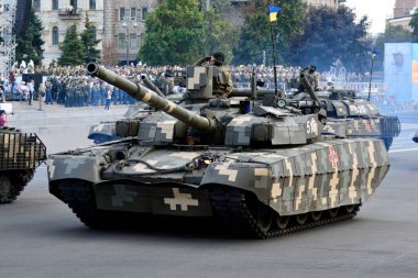 KYIV, UKRAINE - 22 AĞUSTOS 2021: Kyiv 'deki Khreschatyk Caddesi' nde Bağımsızlık Günü münasebetiyle düzenlenen askeri geçit töreninde Ukrayna askeri araçları formasyon halinde kullanıldı