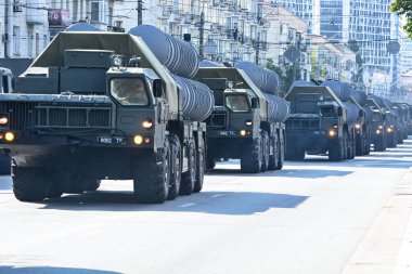 KYIV, UKRAINE - 20 AĞUSTOS 2021: Kyiv 'deki Khreschatyk Caddesi' nde Bağımsızlık Günü münasebetiyle düzenlenen askeri geçit töreninde Ukrayna askeri araçları formasyon halinde kullanıldı