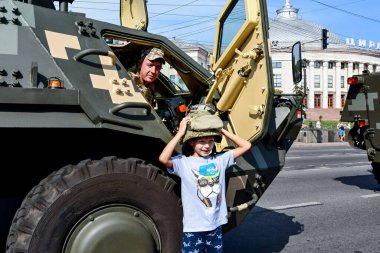 KYIV, UKRAINE - 20 AĞUSTOS 2021: Kyiv 'deki Khreschatyk Caddesi' nde Bağımsızlık Günü münasebetiyle düzenlenen askeri geçit töreninde Ukrayna askeri araçları formasyon halinde kullanıldı
