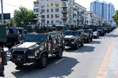 KYIV, UKRAINE - 20 AĞUSTOS 2021: Kyiv 'deki Khreschatyk Caddesi' nde Bağımsızlık Günü münasebetiyle düzenlenen askeri geçit töreninde Ukrayna askeri araçları formasyon halinde kullanıldı