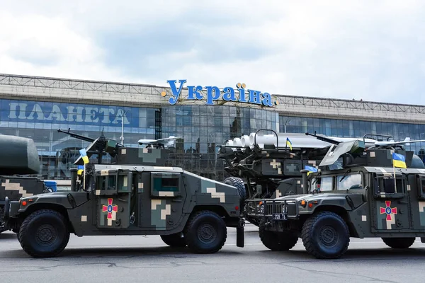 Kyiv Ukraine Αυγουστου 2021 Ουκρανικά Στρατιωτικά Οχήματα Σχηματισμό Μια Πρόβα — Φωτογραφία Αρχείου
