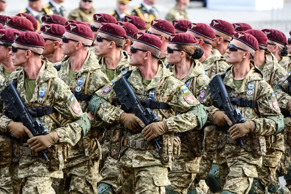 KYIV, UKRAINE - 22 AĞUSTOS 2021: Ukrayna silahlı kuvvetleri Kyiv 'deki Khreschatyk Caddesi' nde Bağımsızlık Günü dolayısıyla düzenlenen askeri geçit törenine katıldı 